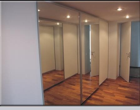 Closet planejado com portas espelhadas