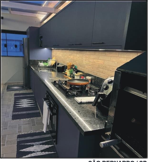 Cozinha planejada com fita de LED na bancada